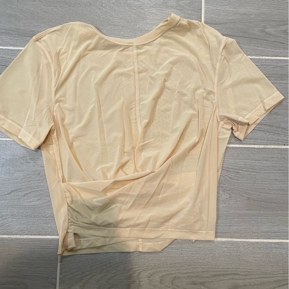 Lululemon Lightweight Mesh Reversible Yoga T-Shirt, cream size 6